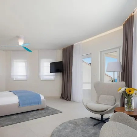 Luxury Infinity With Heated Pool On Brac