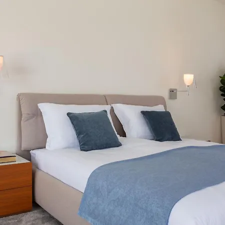 Luxury Infinity With Heated Pool On Brac Vila *