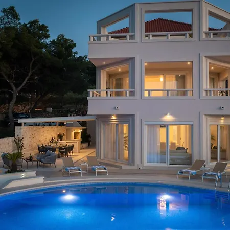 Luxury Infinity With Heated Pool On Brac * Sutivan